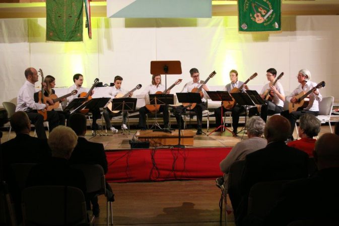 Der zehnköpfige Gitarrenchor beim Konzertauftritt